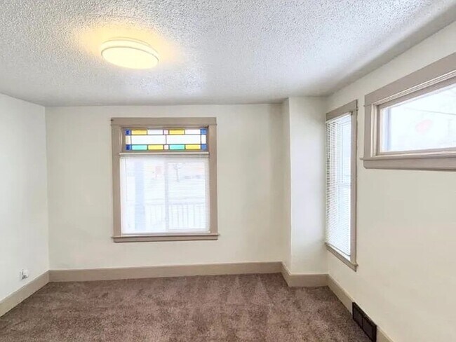 Building Photo - Beautiful 4-Bedroom Unit in St. Paul - Available Now!