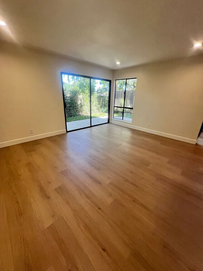 Building Photo - Thousand Oaks - 3 bedroom, 2.5 bath in the...
