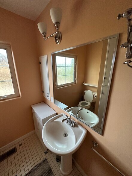 Building Photo - 732 Loma Vista Dr NE