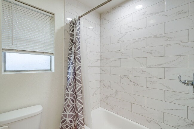 Building Photo - Spacious, Recently Updated Duplex!