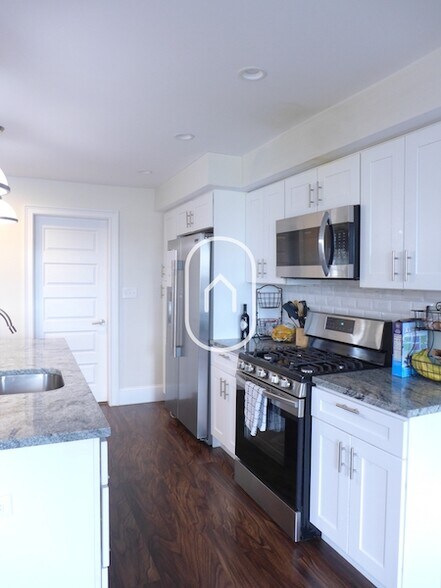 Building Photo - 8 Newcomb St