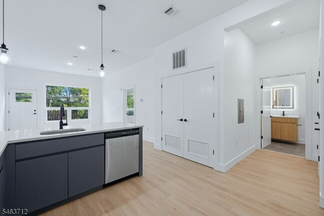 Building Photo - 420 River Dr