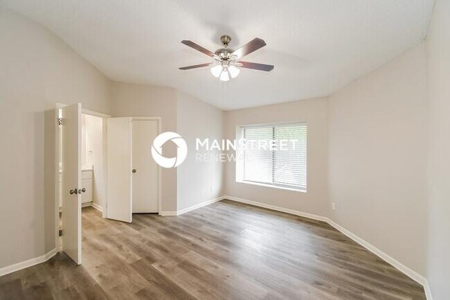 Building Photo - 3 Bedroom Pet-Friendly Home in Jacksonville, FL with Main Street Renewal