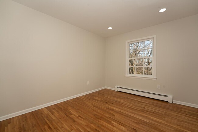 third bedroom - 32 Roseland Ave