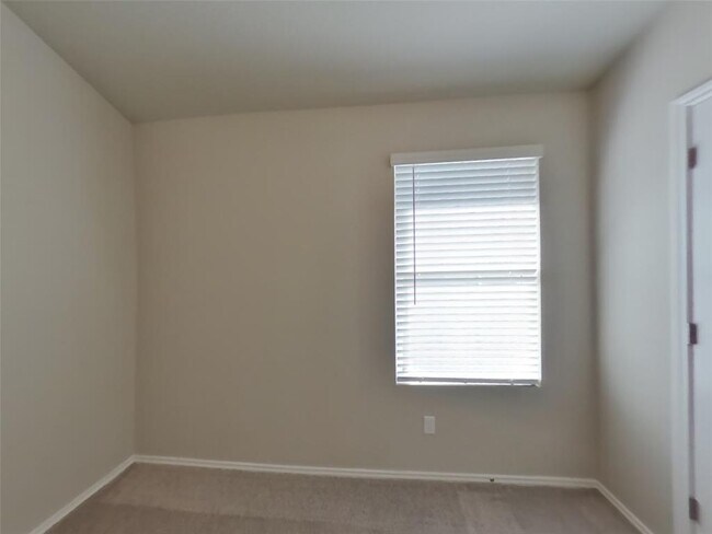 Building Photo - 5104 Saddle Clb Dr