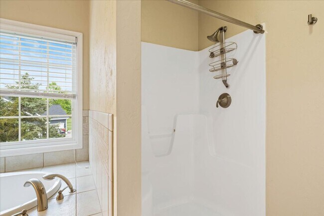 Building Photo - Bright and Spacious Home on Cascades Rd