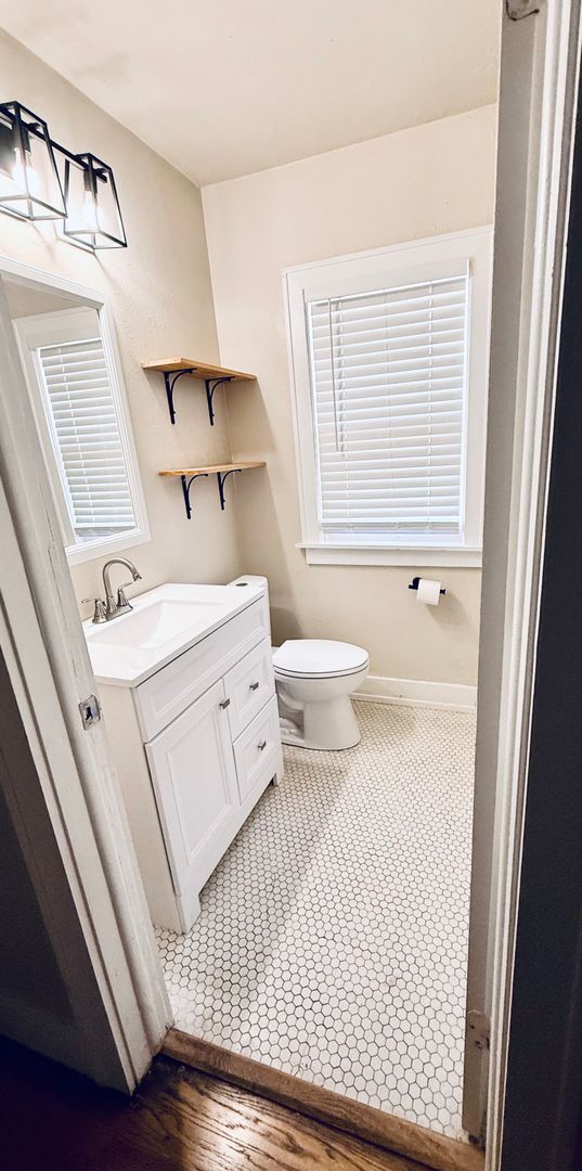 Building Photo - Charming 2BD 1BA Duplex in Crestwood!!