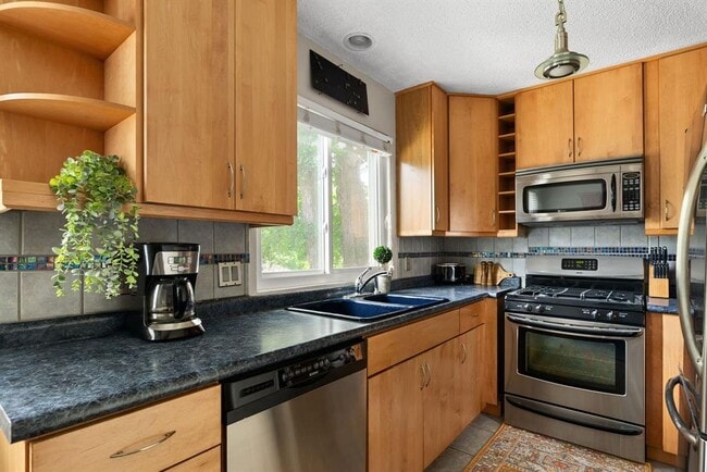 Building Photo - 2320 Montclaire St