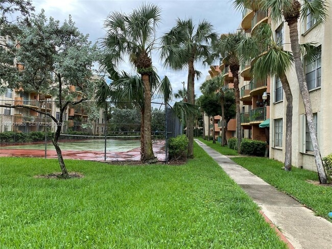 Building Photo - 9320 Fontainebleau Blvd