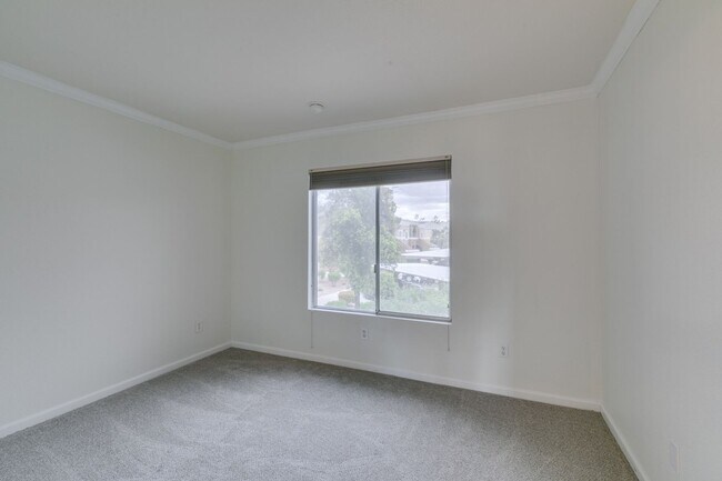 Building Photo - 8070 W Russell Rd