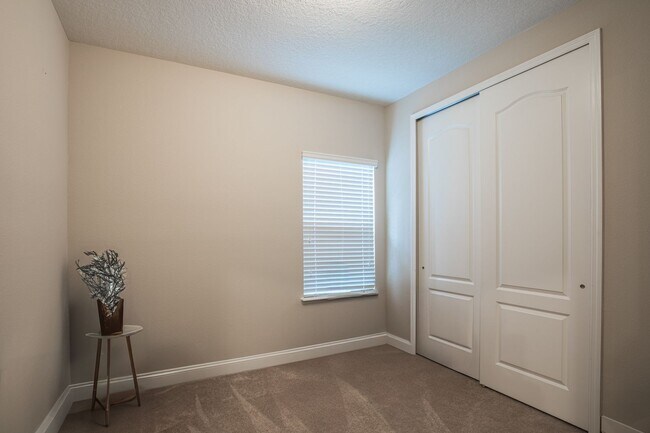 Building Photo - Stunning Home in Desirable Neighborhood