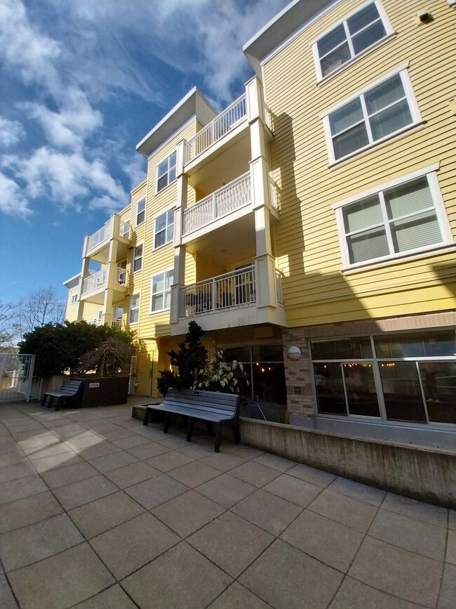 Building Photo - Beautiful 2 beds/1.75 baths condo in sough...