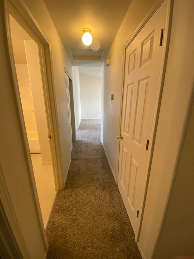 Building Photo - Charming 3 Bedroom
