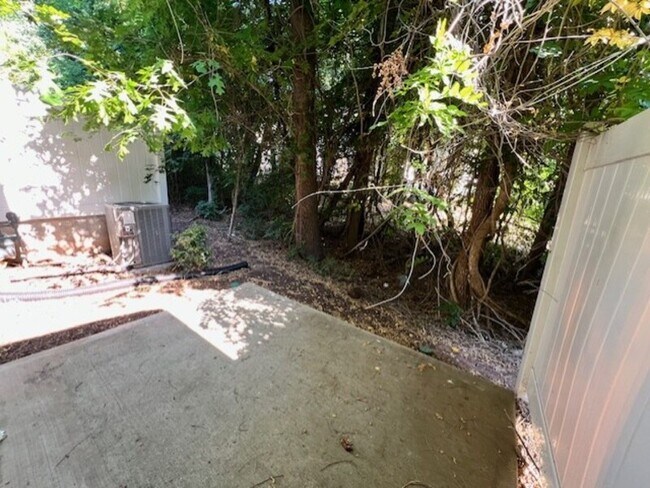 Building Photo - 216 Silas St