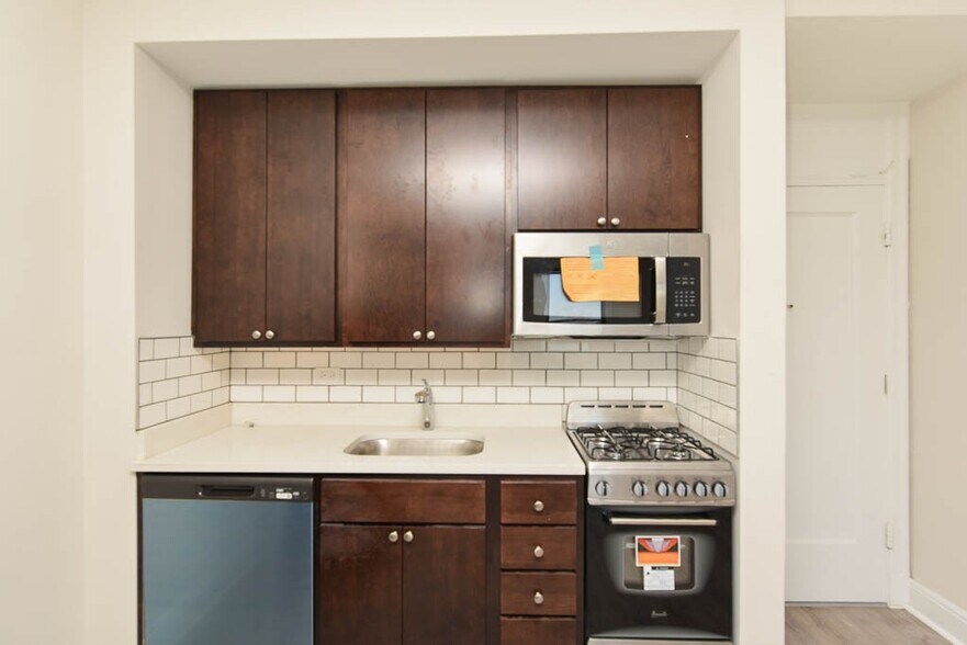 Building Photo - 3335 W Diversey Ave