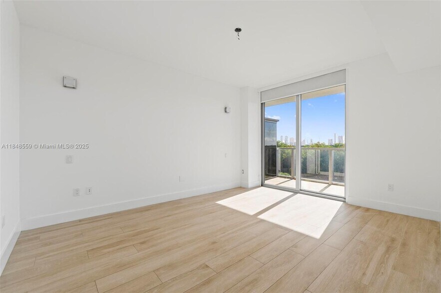 Building Photo - 16385 Biscayne Blvd