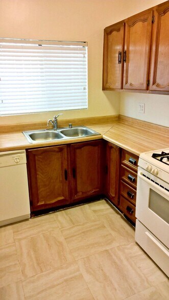 Kitchen - 420 N Spaulding Ave