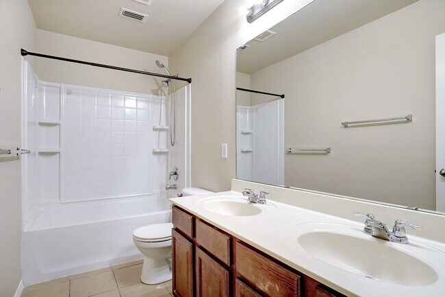 Building Photo - Gorgeous Home with Lots of Space!