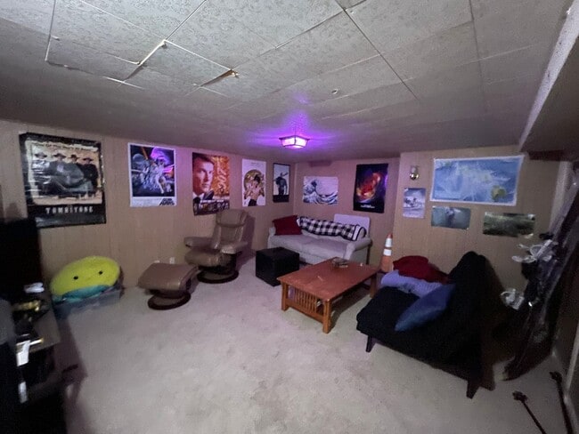 Building Photo - AVAILABLE JUNE 1ST -4 bed/ 2 bath Home Near Campus!