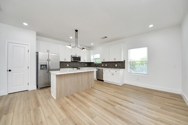 Building Photo - 801 E 32nd 1/2 St