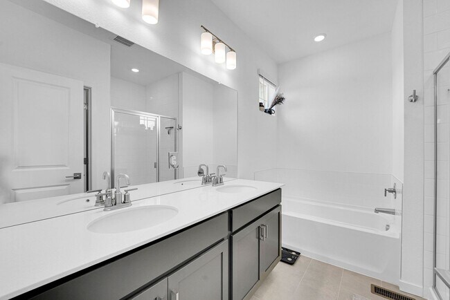 Building Photo - Sterling Ranch 3bed 3bath - like NEW!