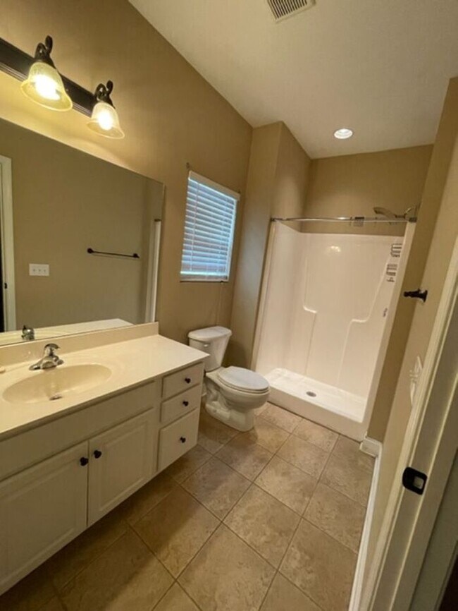 Building Photo - Spacious 3 Bed/ 3 Bath Townhome with two A...