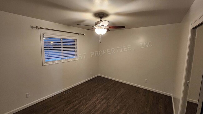 Building Photo - Remodeled 3 bedroom Ranch Style Milwaukie Home With SS Appliances, Fenced Backyard, Washer/Dryer ...