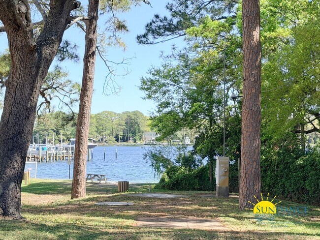 Building Photo - Charming 2BR townhome just steps from beautiful Cinco Bayou in Fort Walton Beach!