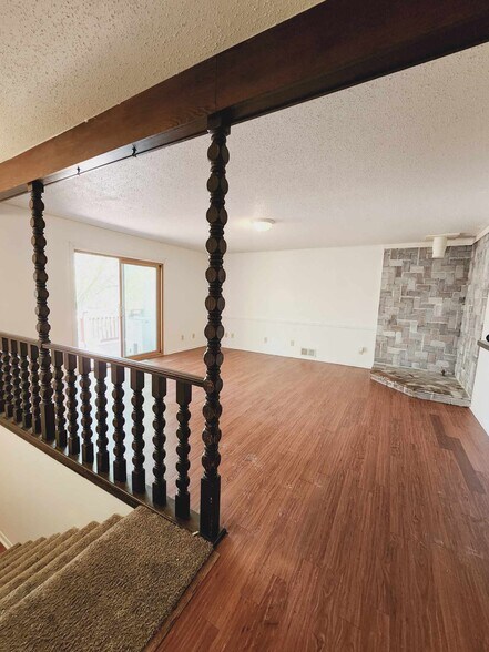 Building Photo - 265 Stevens St W