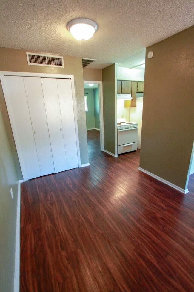 Building Photo - Charming 1-Bedroom, 1-Bath 4-Plex Unit Nea...