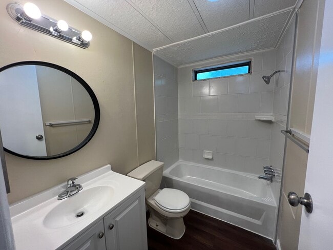 Building Photo - Spacious 3 bedrooms / 2 bath