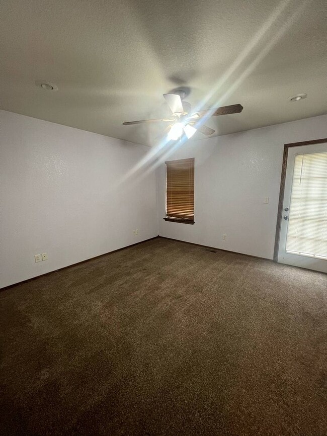 Building Photo - BEAUTIFUL 3 BEDROOM / 2 BATHROOM HOUSE IN ...