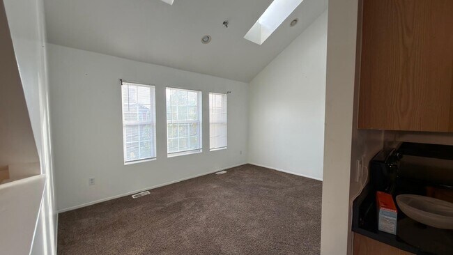 Building Photo - 15602 Stone Crossing Dr