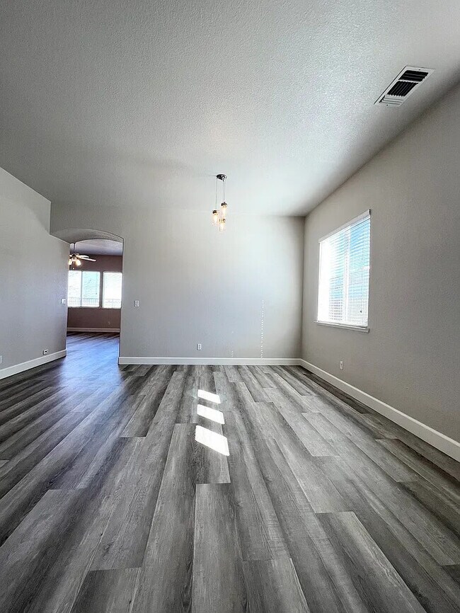 Building Photo - Stunning 4 bedroom 2 bathroom home in Linc...