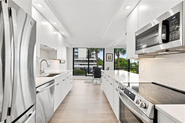 Building Photo - 707 S Gulfstream Ave