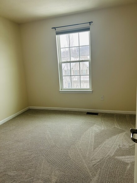 third bedroom - 240 Broadstone Dr