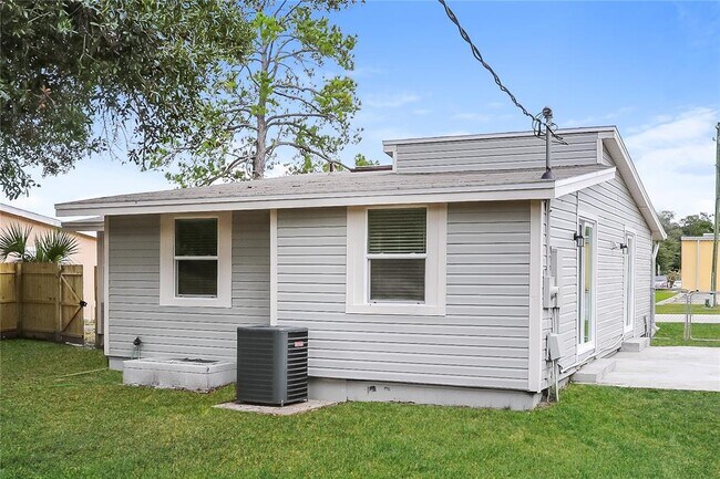 Building Photo - 2428 S Maple Ave