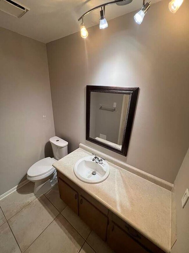 Building Photo - 1114 Willow Creek Dr