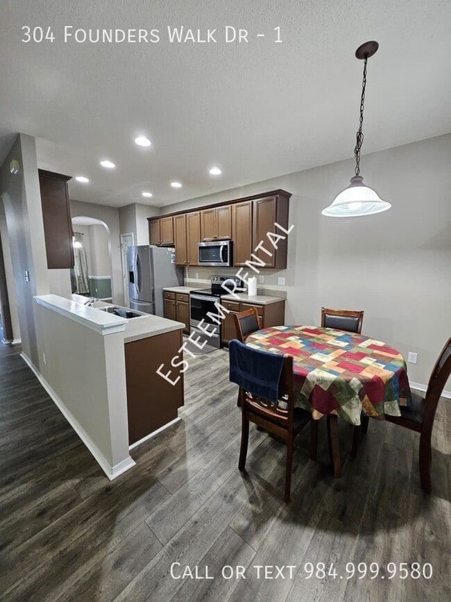 Building Photo - 304 Founders Walk Dr