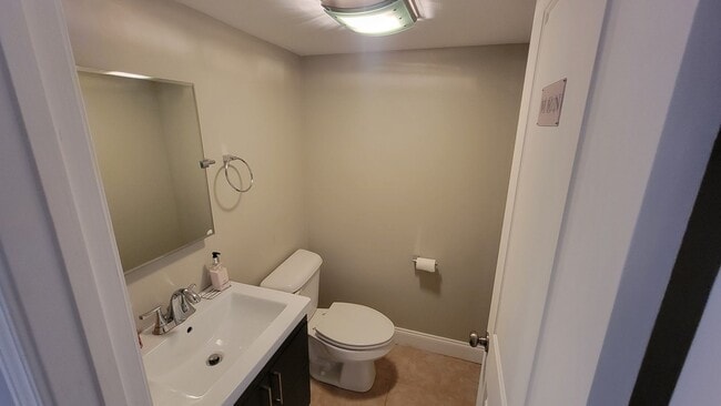Building Photo - Renovated 3 Bedroom 3 Bathroom