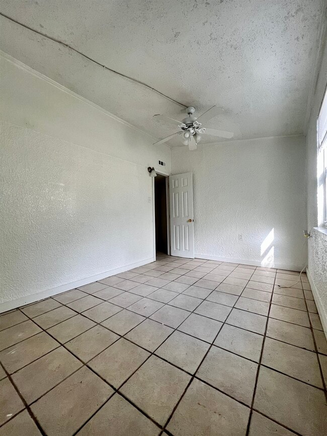 Building Photo - 1516 Majestic Ave