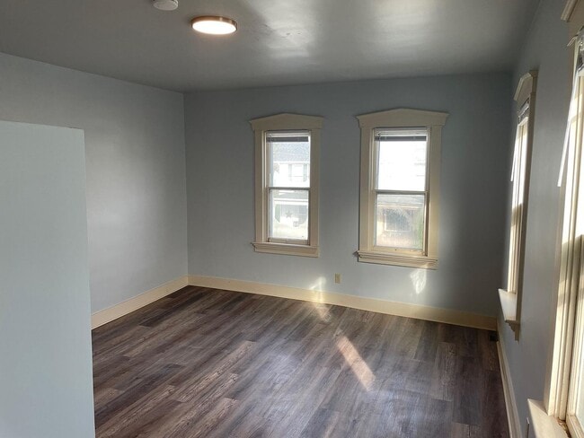 Building Photo - 146 E Main St