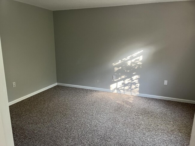 Building Photo - 12 Hawthorne Village