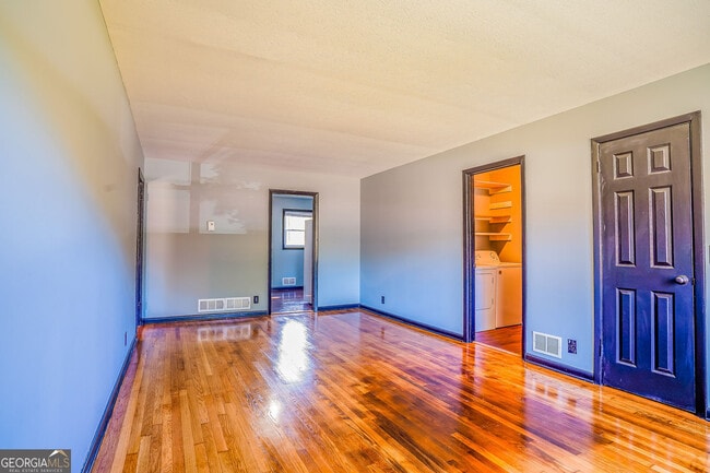 Building Photo - 2877 Whispering Hills Dr