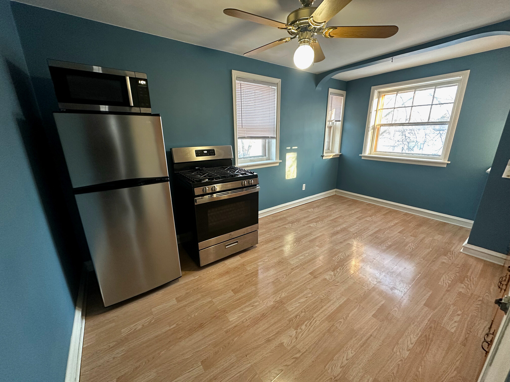 Kitchen - 5327 W Keefe Ave