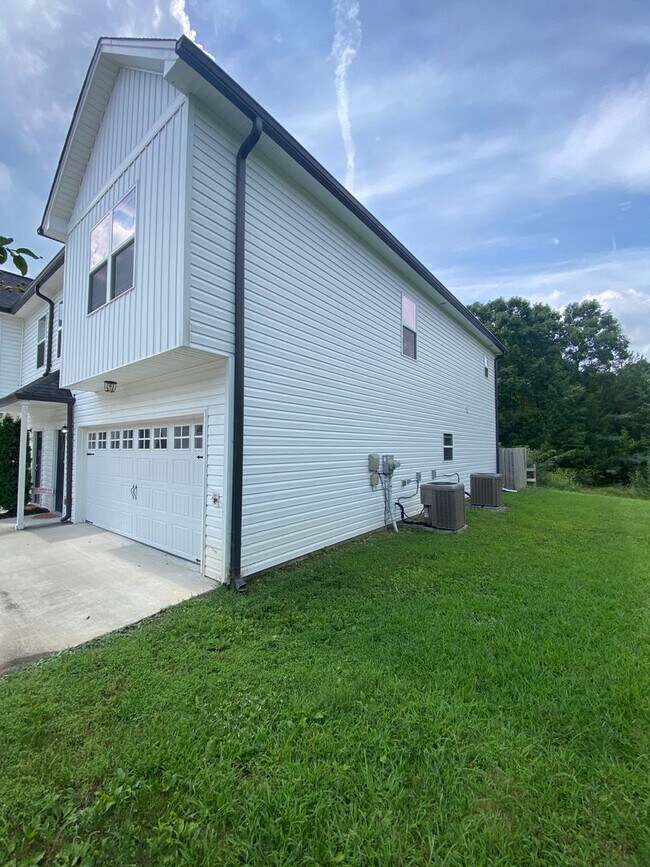 Building Photo - 4 BR, 2 BA, 2 Car Garage | Close to Chattanooga, Volkswagen, FedEx, & Amazon
