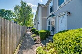 Building Photo - Location, location, location! Beautiful 2BR/1.5BA townhouse in West End Park!