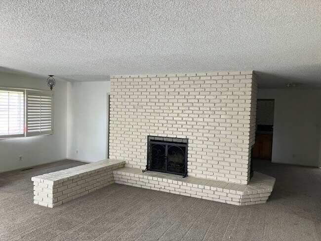 Building Photo - One level home in old Southwest Reno