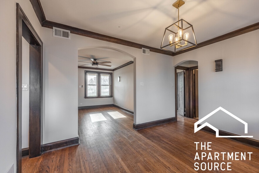 Building Photo - 2626 W Devon Ave