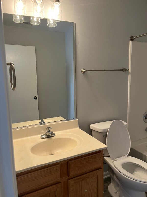 Building Photo - 688 Edward Dr